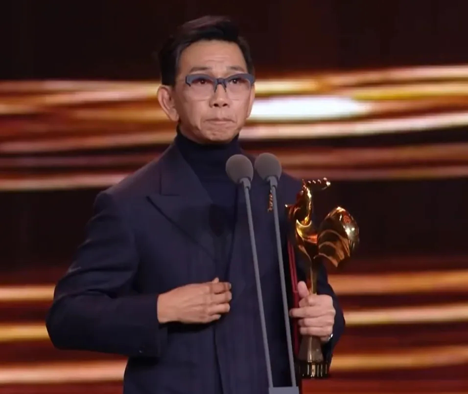 金雞獎頒獎名場面！宋佳二封詠梅失落，易烊千璽拿獎張藝謀樂開花 - 