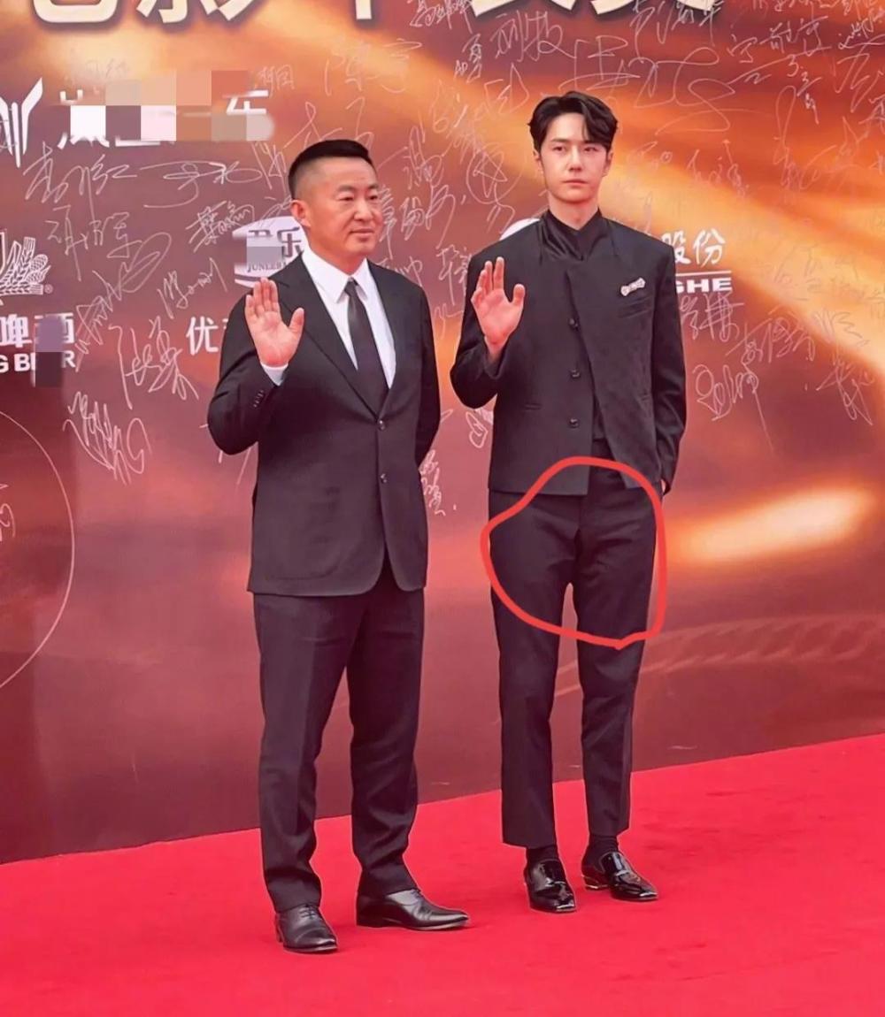 男星华表奖红毯状态:谢霆锋油腻,陈伟霆发胖,王一博裤裆开线了_腾讯