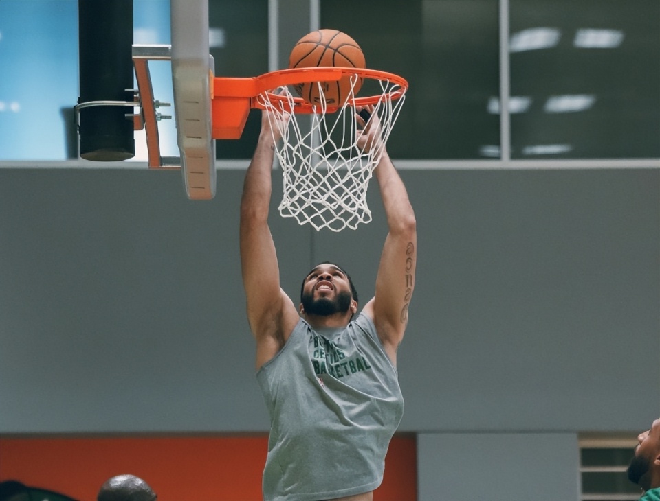 绿军备战总决赛!塔图姆秀扣篮,布朗道出消耗东契奇秘诀_腾讯新闻