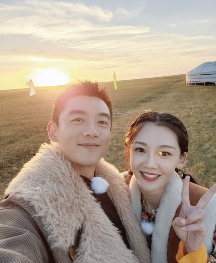 苗苗首晒一家四口同框画面,曝光二胎儿子高清正脸,弟弟皮肤超白萌态足