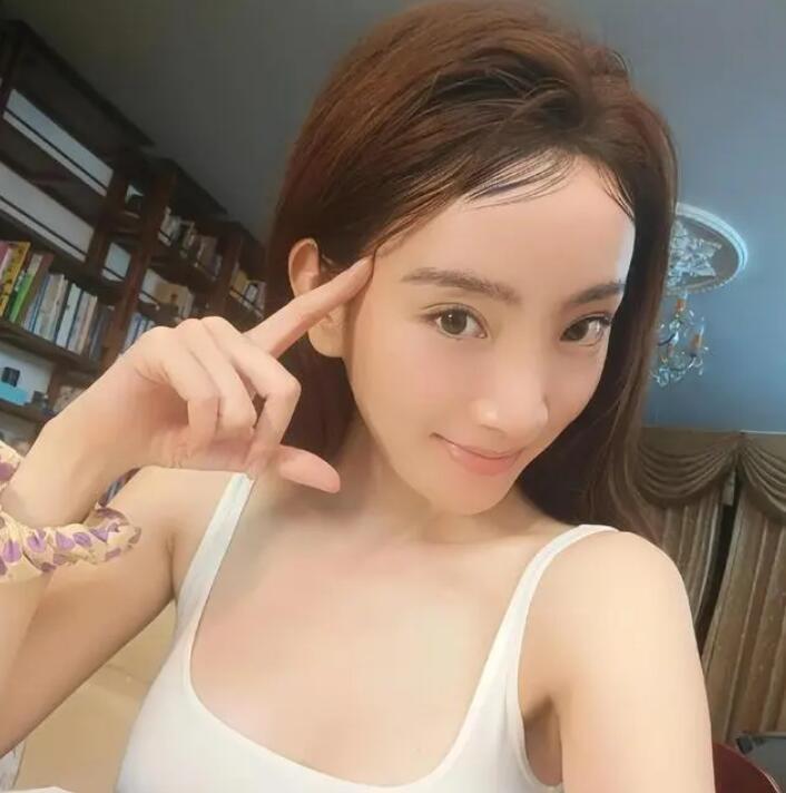 女主播直播翻相册不小心翻出私密照片账号瞬间被封禁