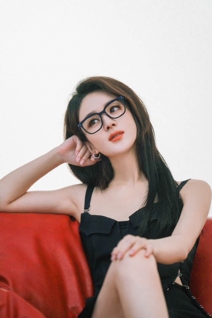 赵丽颖最新时尚大片释出戴眼镜高冷御姐范十足