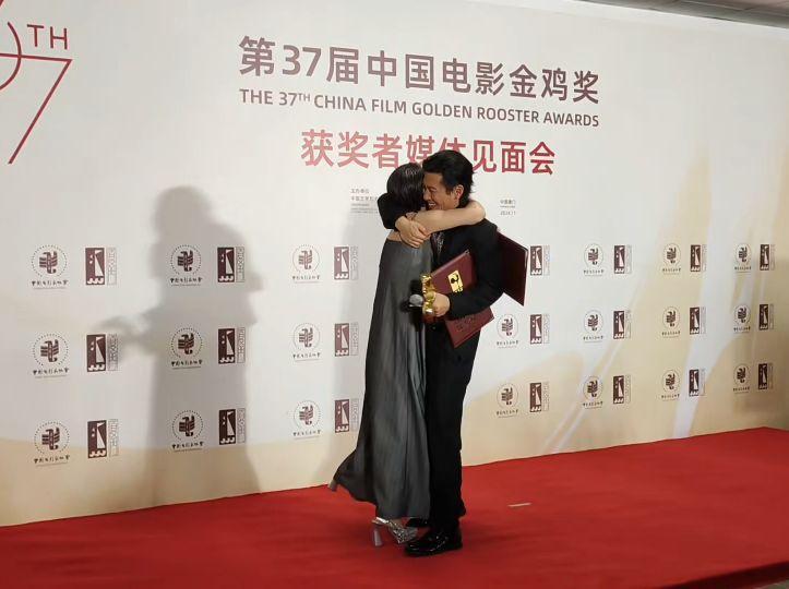 赢过赵丽颖摘下金鸡奖女配，人过中年的刘丹，却换来了全场的认可_腾讯新闻