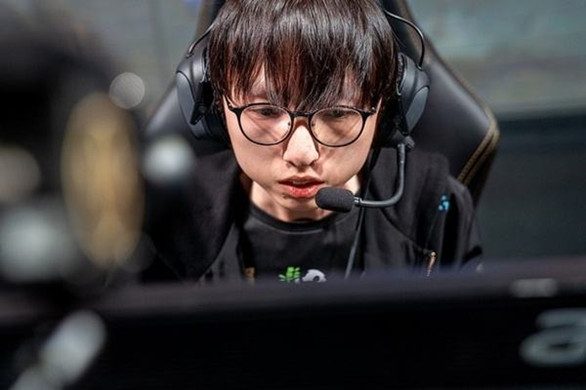 lol:饭堂众人开团rng待遇问题,uzi退役却不自知,直播合同成招牌_腾讯