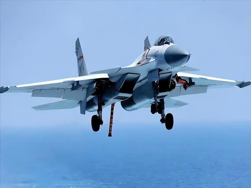 歼15d正式亮相,性能强悍