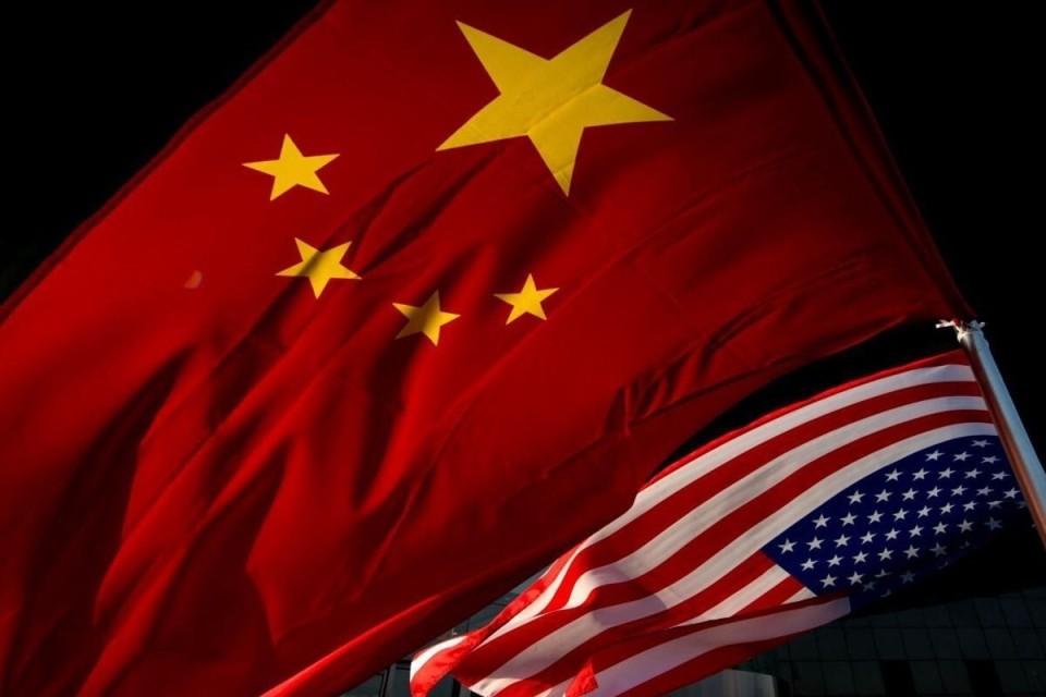 (中国国旗和美国国旗)美国更希望中国变成日本美国之所以没有对日本下