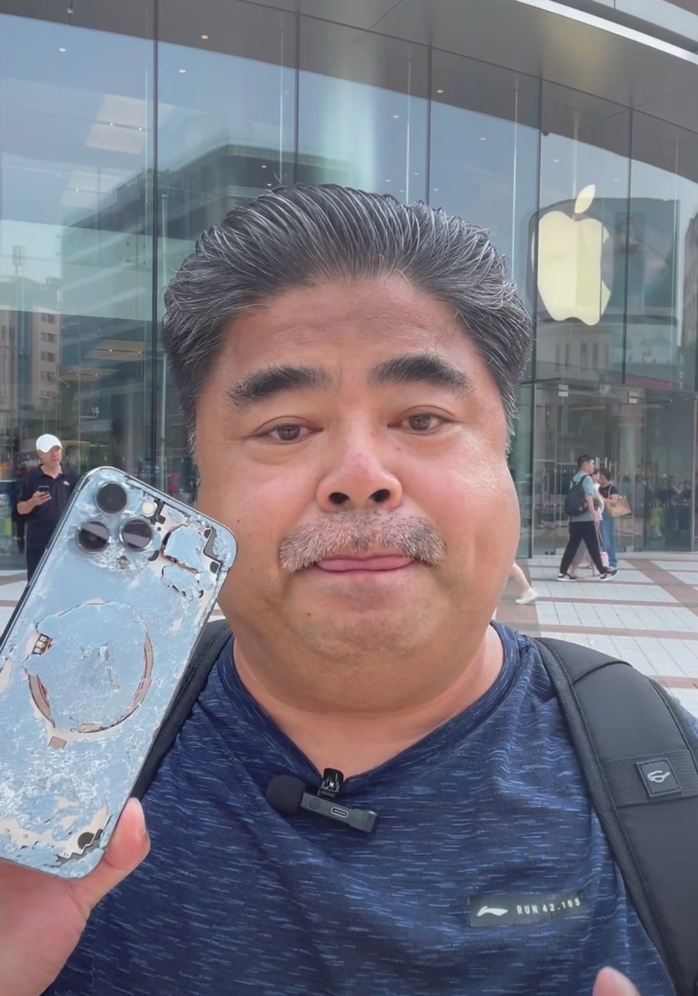 演员刘金砸苹果手机惹争议!疑被售后傲慢对待,曾演秋雅老公走红