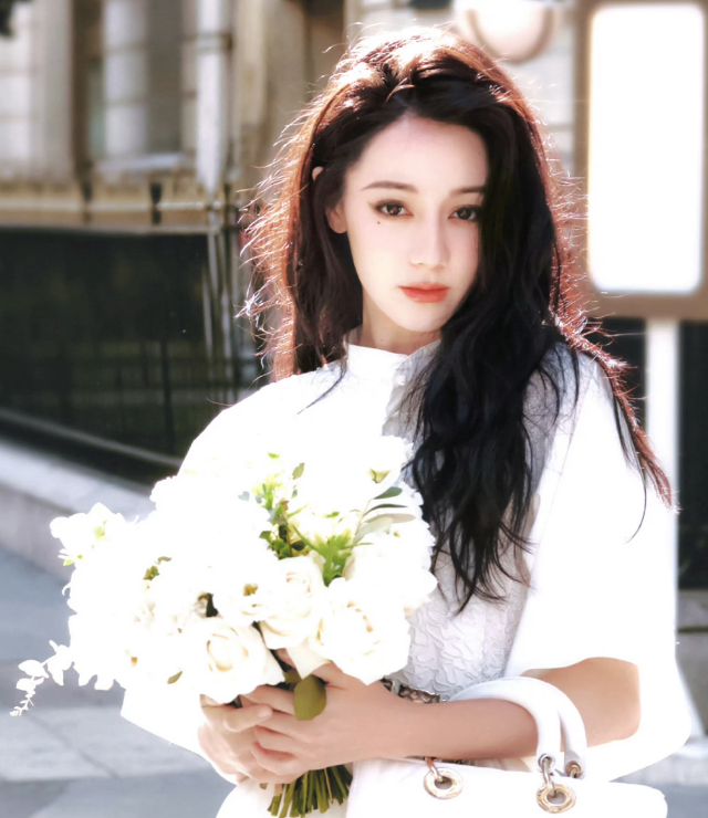 迪丽热巴米兰生图曝光!美神降临五官精致,和王俊凯同框太养眼!