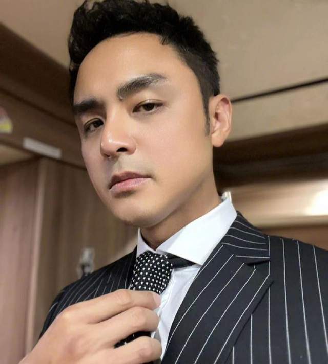 明道官宣二胎出生,十指紧扣父爱满满,小女儿正脸照呆萌可爱-腾讯新闻