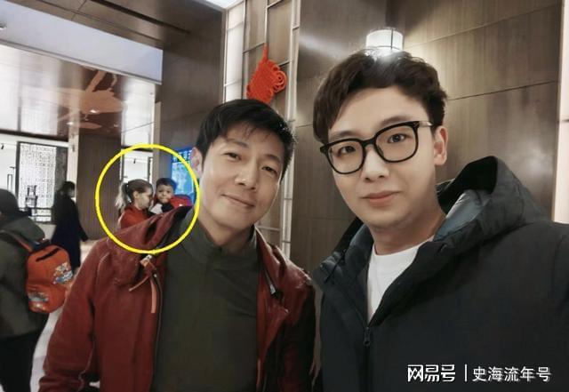 撒贝宁一家回武汉过年,妻子儿女低调出行,妹妹撒贝娜