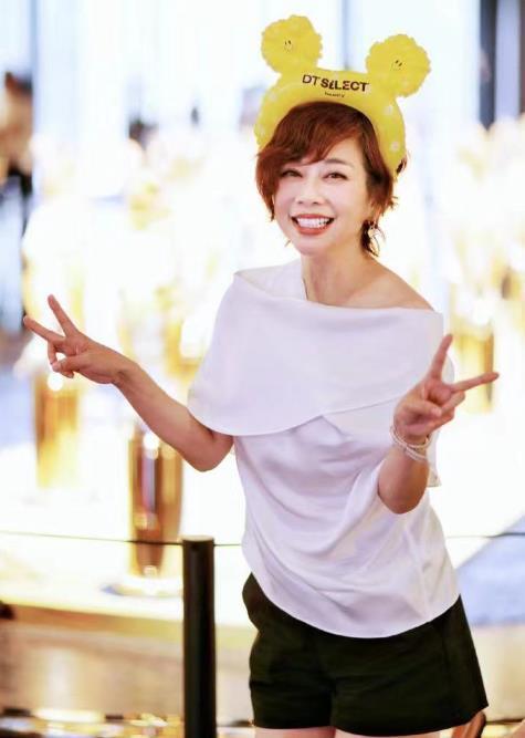 陈松伶近照曝光,狂瘦近30斤双腿细如竹竿,再没人说与张铎像母子-腾讯