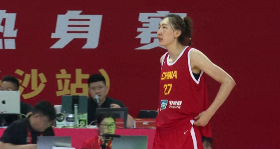 2米05巨人身高浪费？三分12中1陷低迷 学李月汝是出路