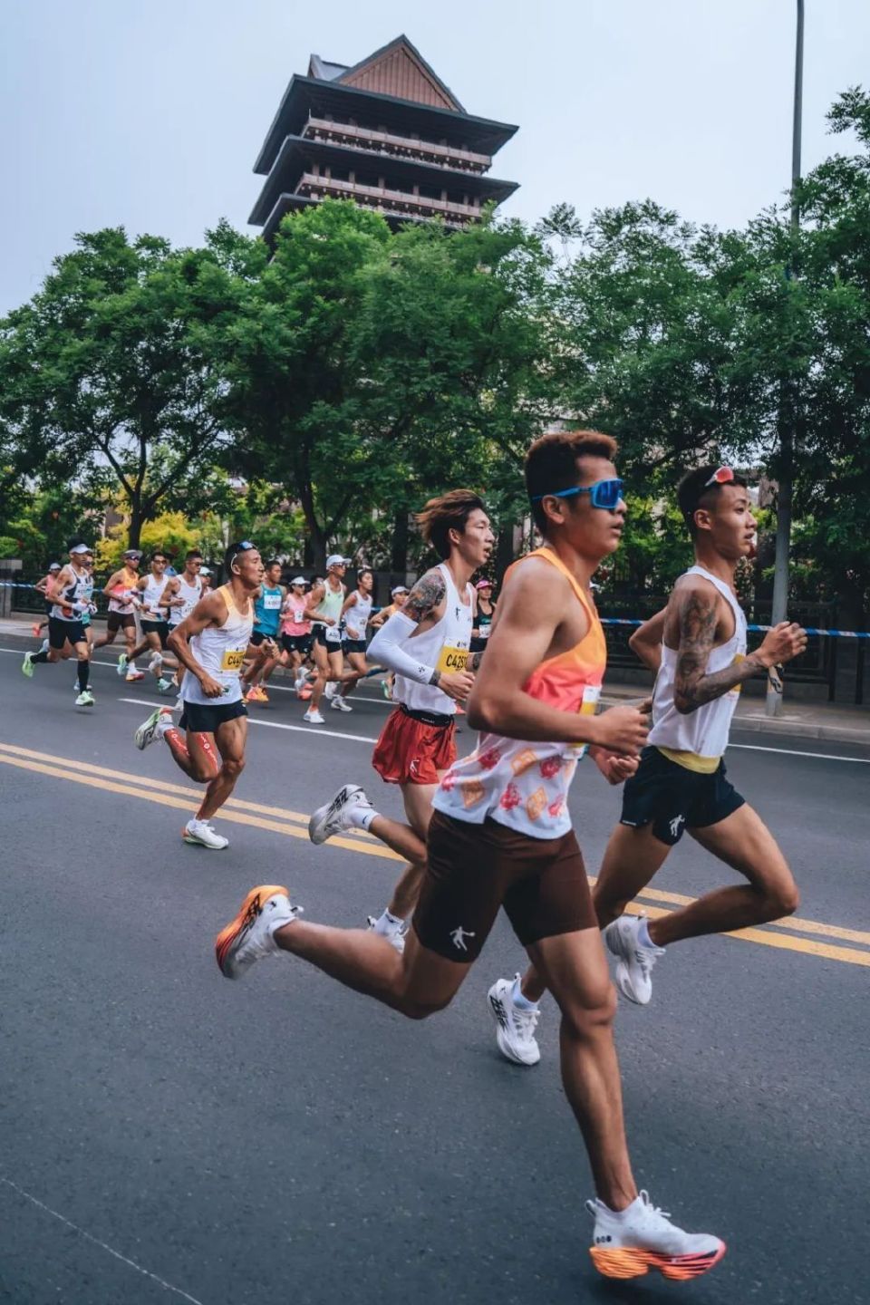 跑进215的贾俄仁加,兰州马拉松的新冠军!_腾讯新闻
