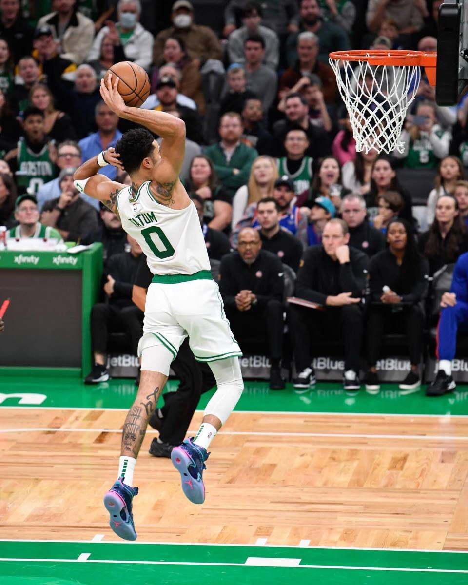 绿军官方晒塔图姆扣篮照!