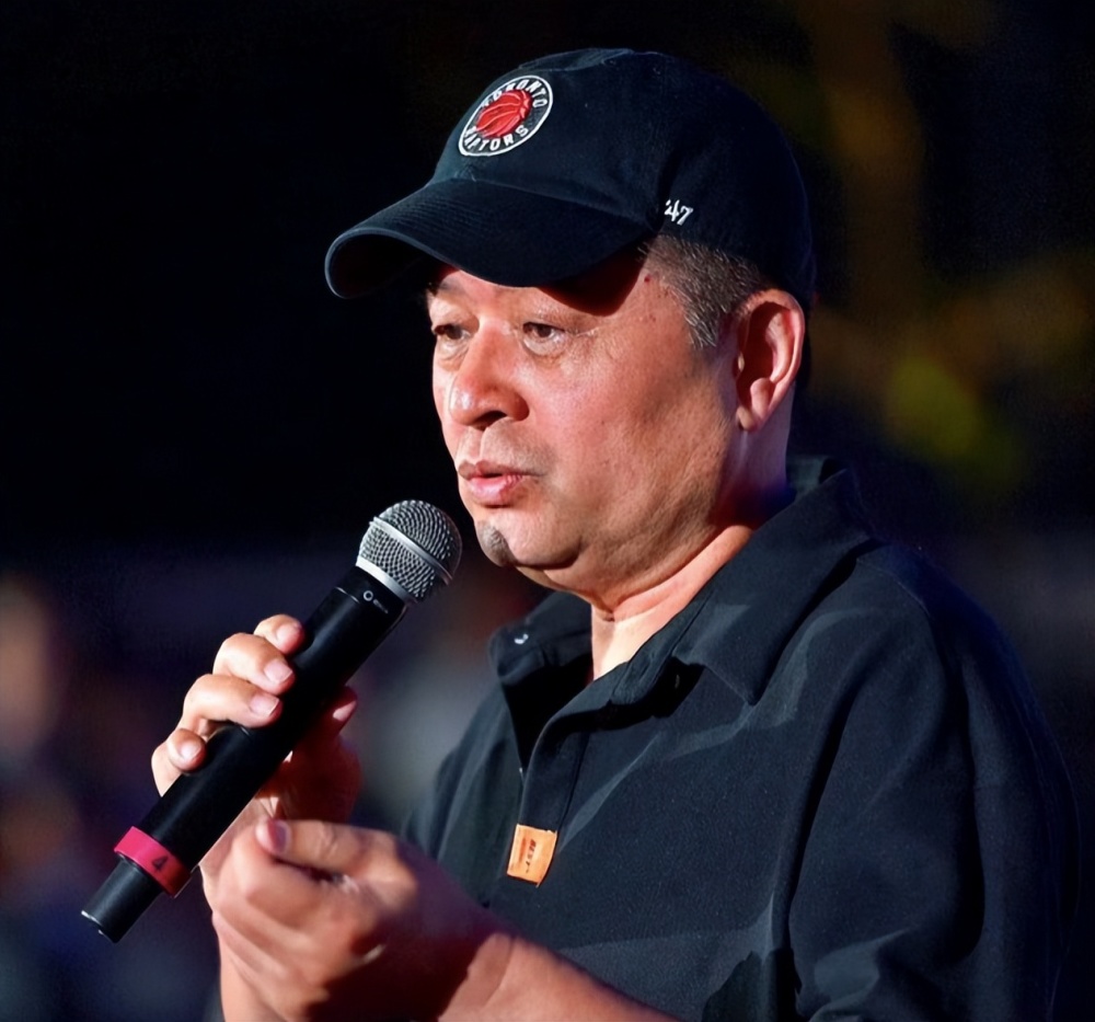 毕福剑归园田居了?下地干农活俨然成老农,住在农村小破院太悠哉_腾讯