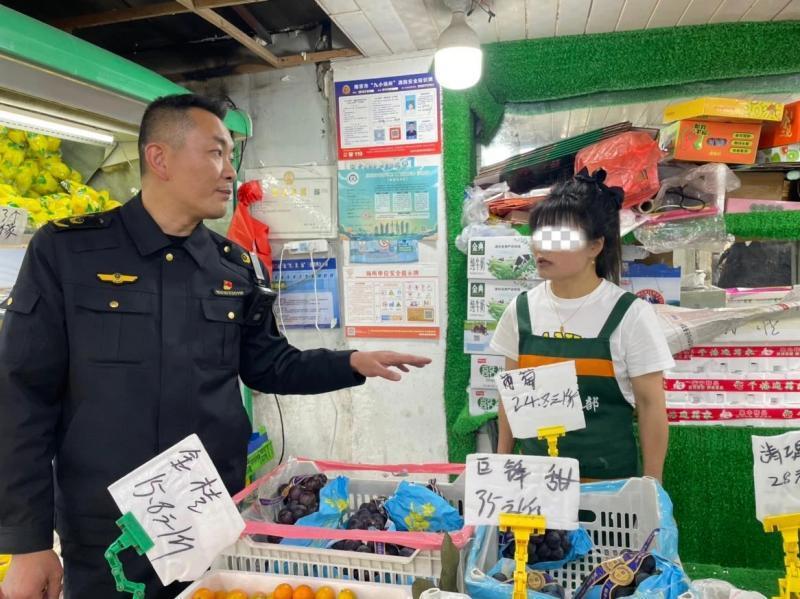 南京一水果店卖榴莲缺斤短两还辱骂推搡消费者被罚款3.