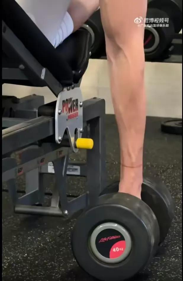广东男篮晒周琦训练视频,单手举80斤哑铃,大魔王归来?