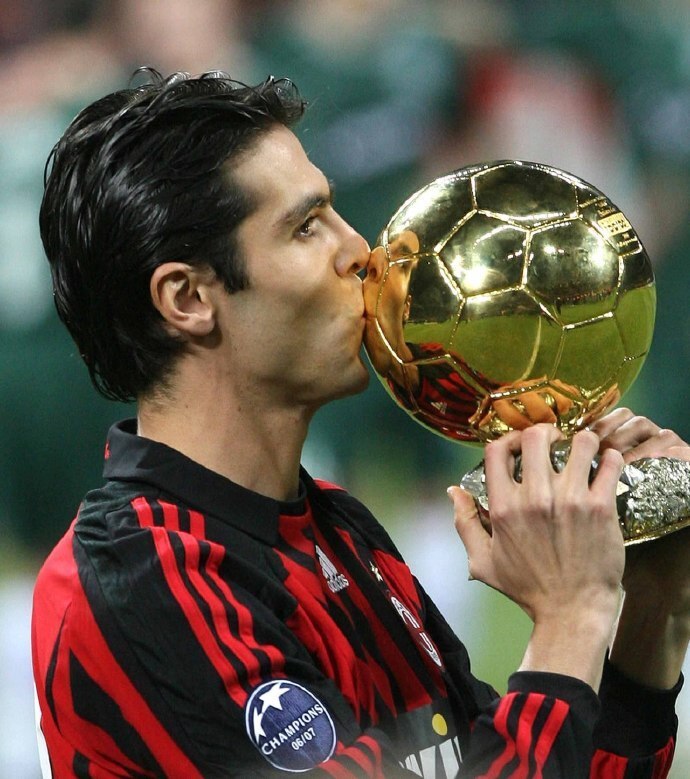 卡卡ac米兰生涯22个辉煌荣誉瞬间,顺祝巴西金童42周岁生日快乐