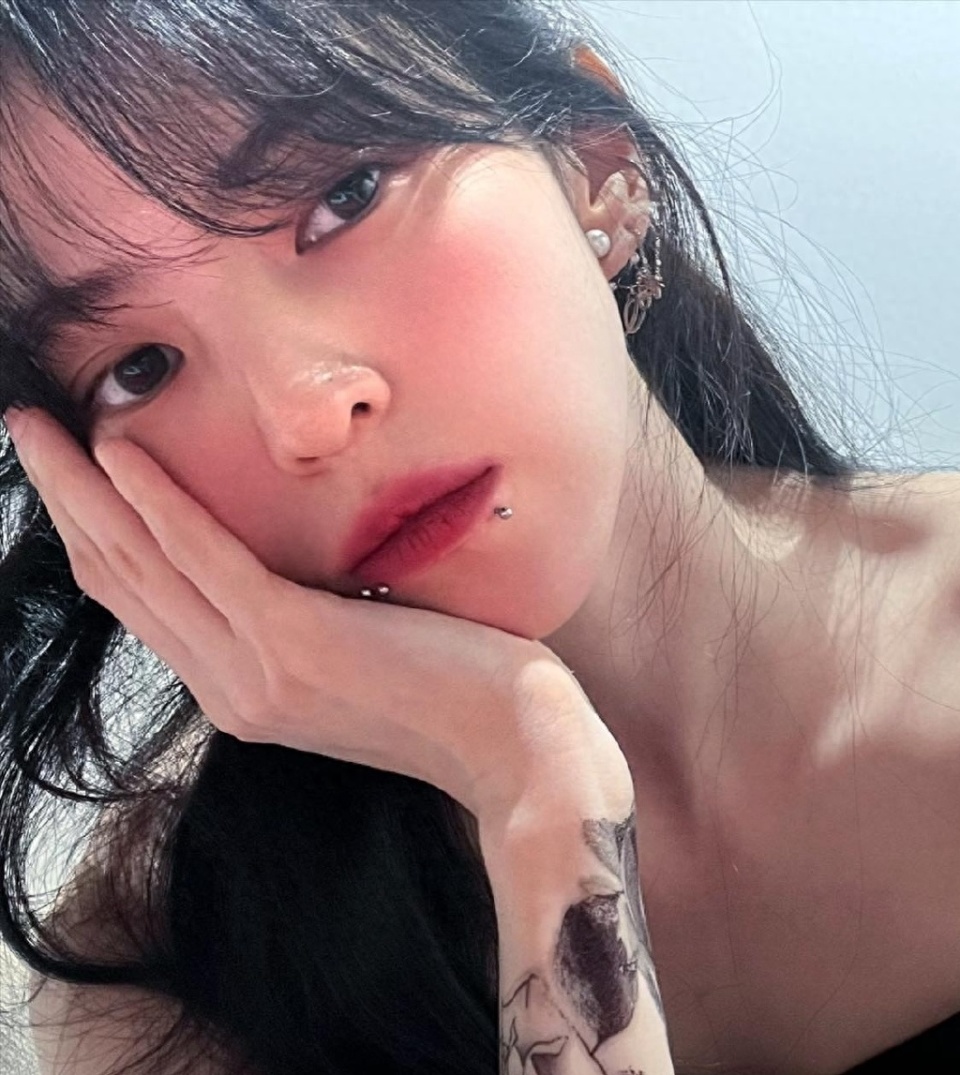 24日,韩素希在个人账户上发布了一张自己全身纹身和三个唇钉的照片.