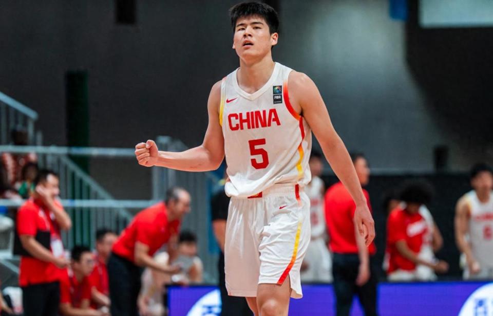 拒绝垫底！中国男篮终结5连败大胜19分，22分功臣引爆全队欢庆