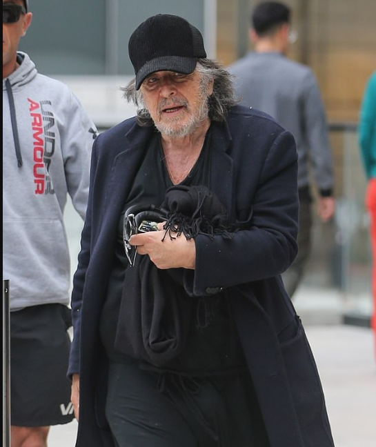 阿尔帕西诺儿子出生小女友不坐月子还要照顾83岁的他