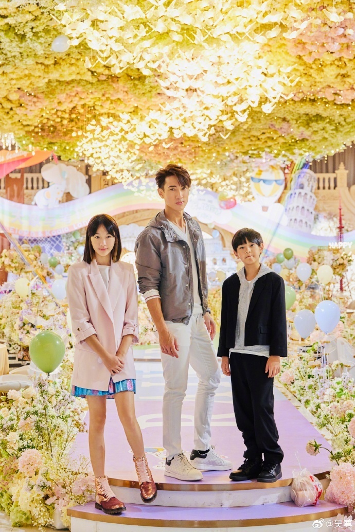 吴尊一家与粉丝一同庆生,13岁女儿近照曝光变化大,挑染黄发好时髦