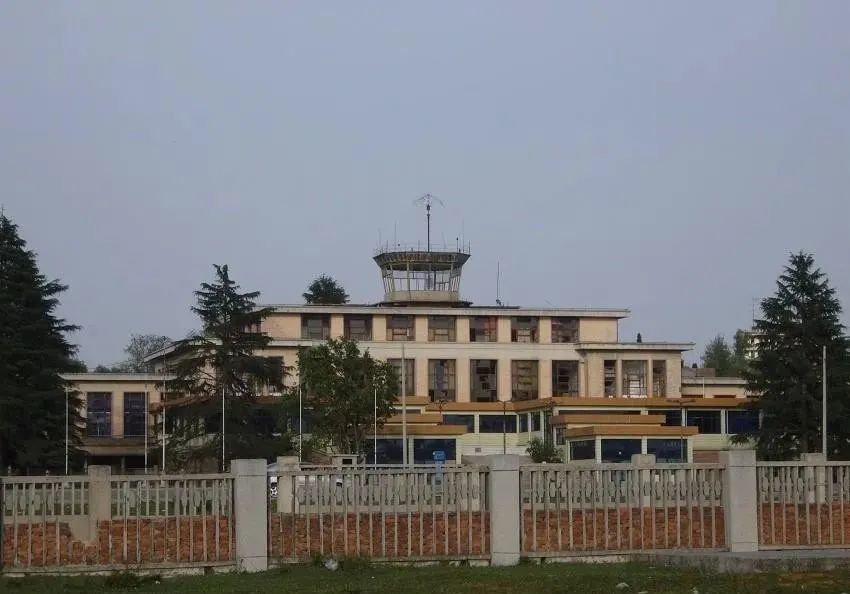 民航成都管理局第十七飞行大队的运-5甲型运输机从贵阳磊庄机场起飞