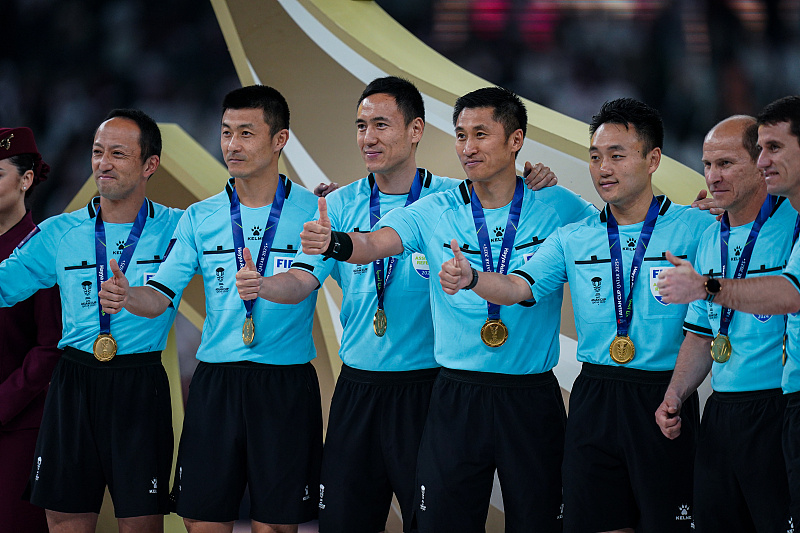 除了技术原因外,亚足联还需要在选派大赛裁判员的问题上平衡亚洲足坛