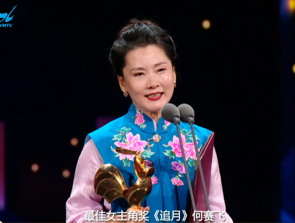 她本人似乎很意外,现场几次落泪,逗乐不少明星.