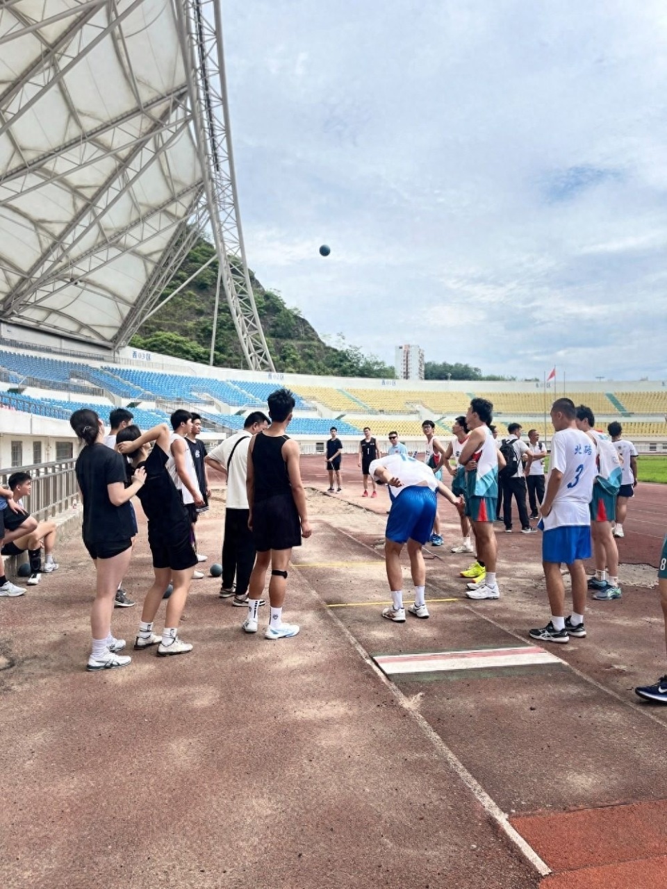 2025年重庆市青少年排球锦标赛来了，首日体能测试展现青春活力