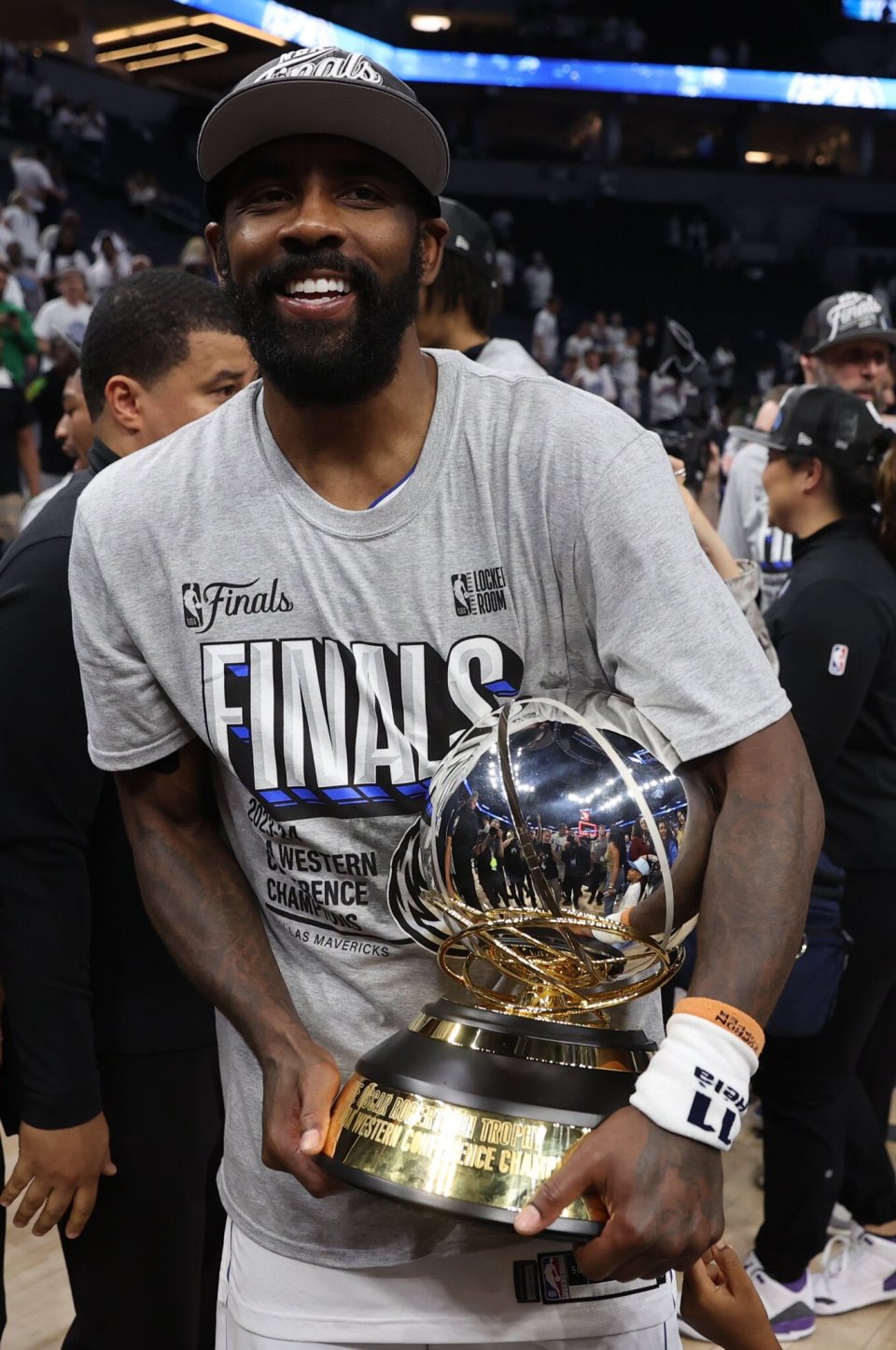 欧文回应与绿军争冠!抱西部冠军奖杯离场 离开詹皇后首次重返总决赛