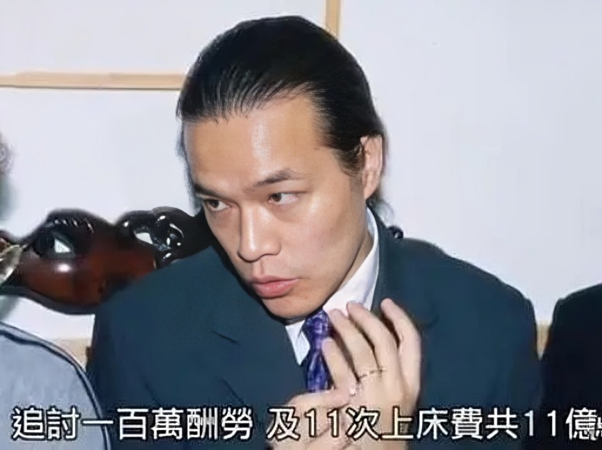 分手之后,洪朝丰有几次穿上女装在香港的大街狂奔