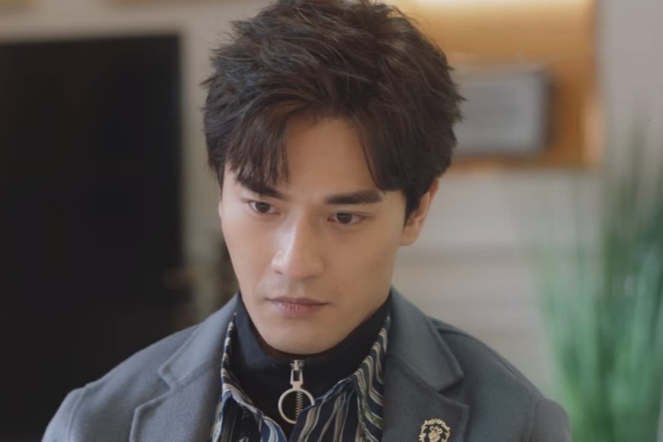 孔亮原本是话剧团里的一名男演员,兢兢业业,认真拍戏,专业能力很强