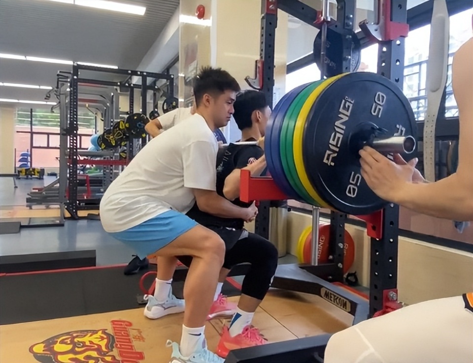 其实徐杰看起来并不是很强壮,但他整体的肌肉含量非常裤子,而且对抗也