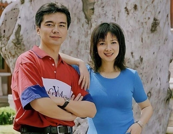 59岁许亚军四婚仍浪漫,520带妻子拍写真大片,小12
