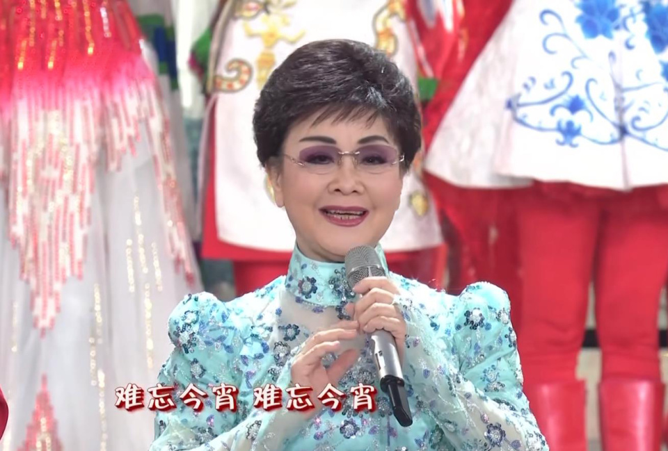 同样唱《难忘今宵》,李谷一唱出了国泰民安,黄绮珊让人浑身难受!