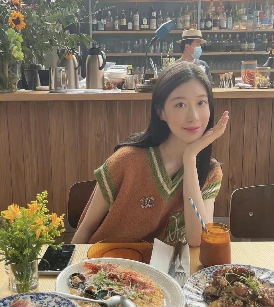 许魏洲约老婆外出聚餐,挽手同行感情超好,结婚两年婚姻稳定幸福_腾讯