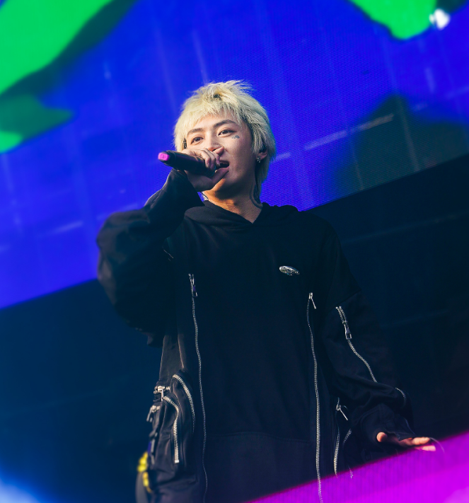 24岁歌手冲上热搜,逼前女友从事违法工作还家暴,女方晒多张证据_腾讯