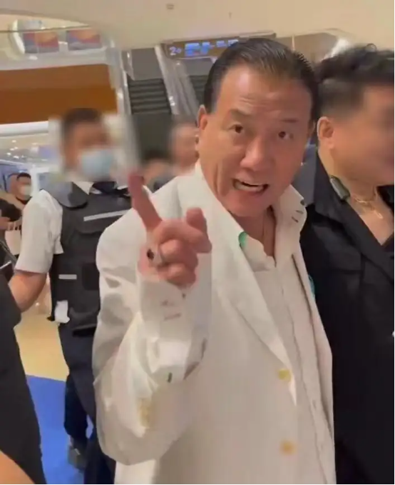 据媒体报道万梓良曾因服装生意失败,亏损一千六百万港元,近年来为了养