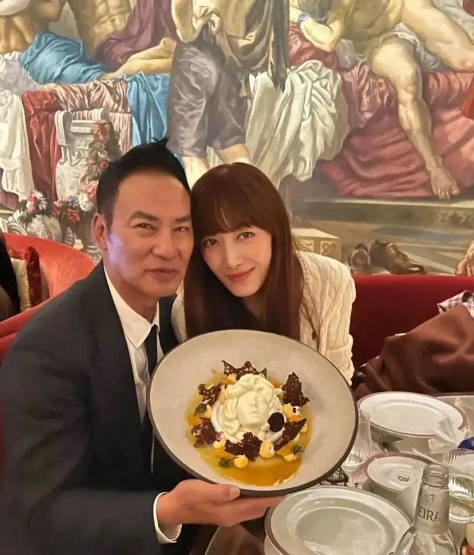 建設(shè)銀行：港澳寶典開獎記錄查詢?nèi)芜_華20歲獨生女：身高1米8長相驚艷，最會“投胎”的星二代