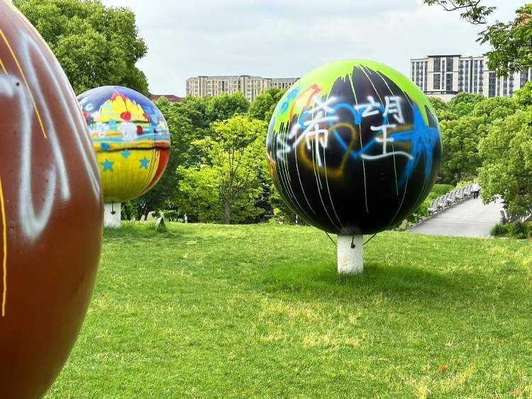 雕塑"地球村"焕然一新