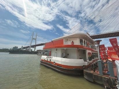 零排放 低噪音 360度看江景 首艘新能源轮渡船在上海启航