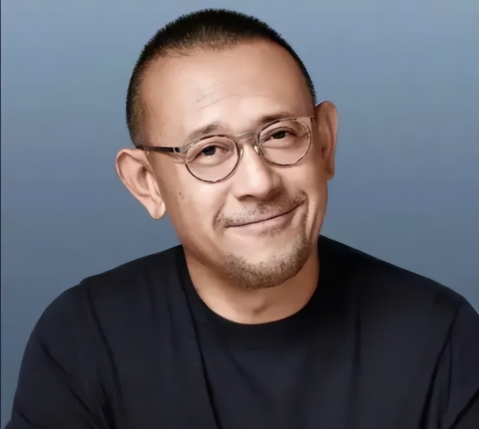 姜文一家罕见合照,周韵大变样,两个儿子神似爸爸