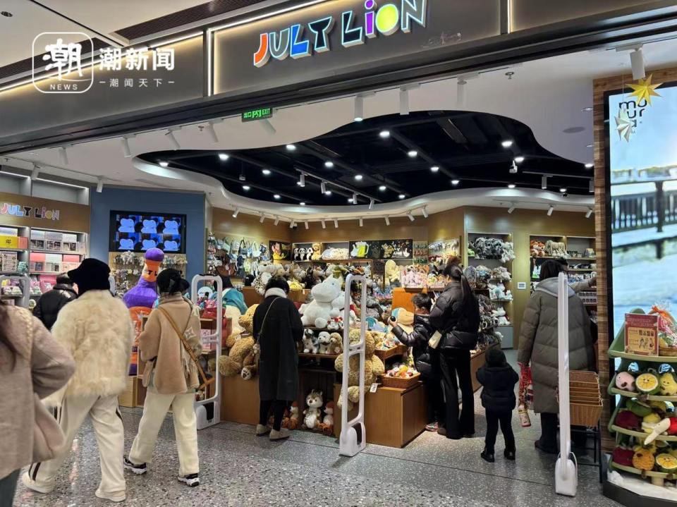 “毛绒绒”成为消费新宠 买的不是玩具，是情绪价值_腾讯新闻