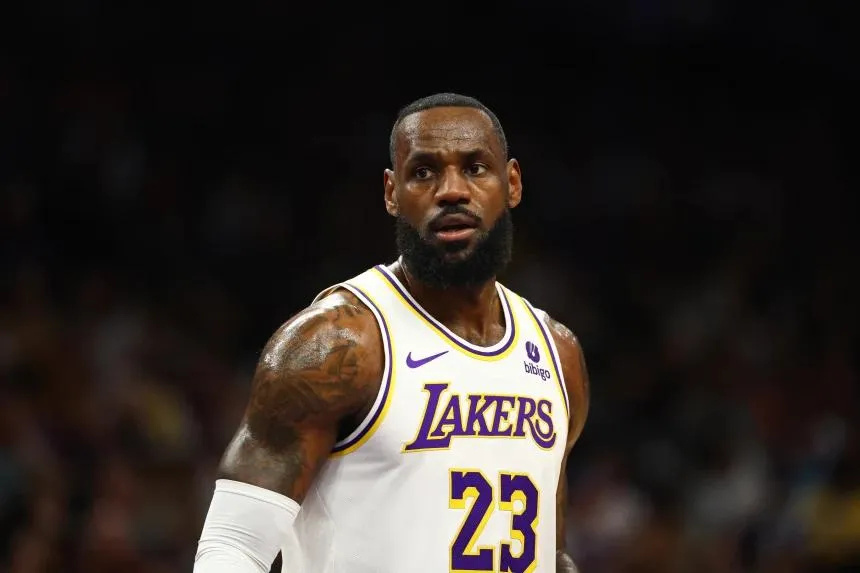 队友场上拼命打比赛詹姆斯场下和老板珍妮巴斯暧昧举动引发热议