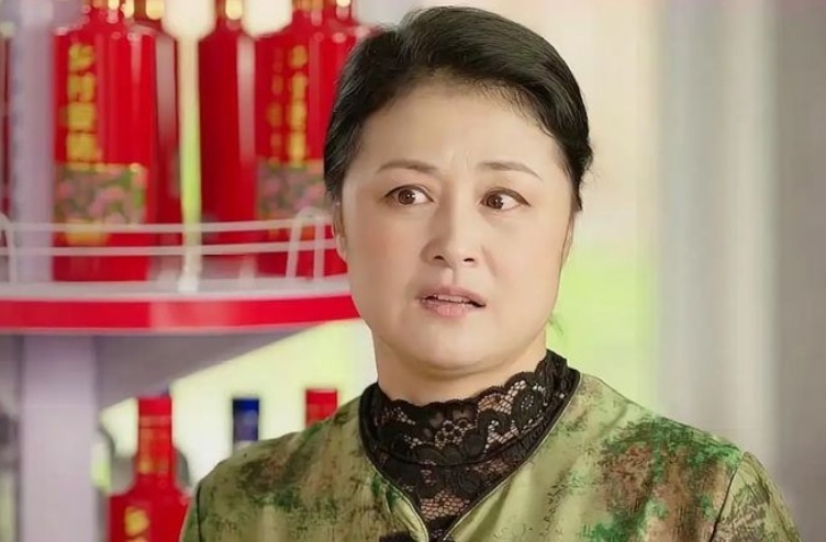 路过超市,从王云口中得知谢大脚和黄世友回娘家的过年的消息,原定过完