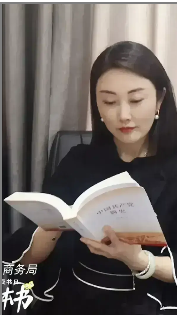 李局3年前多嗨皮,今年春节就多落寞,她的"小狼狗"在偷