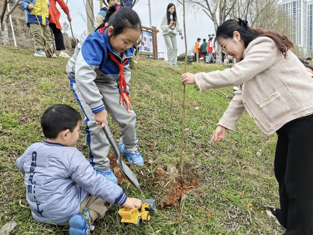 植树节活动照片学生图片