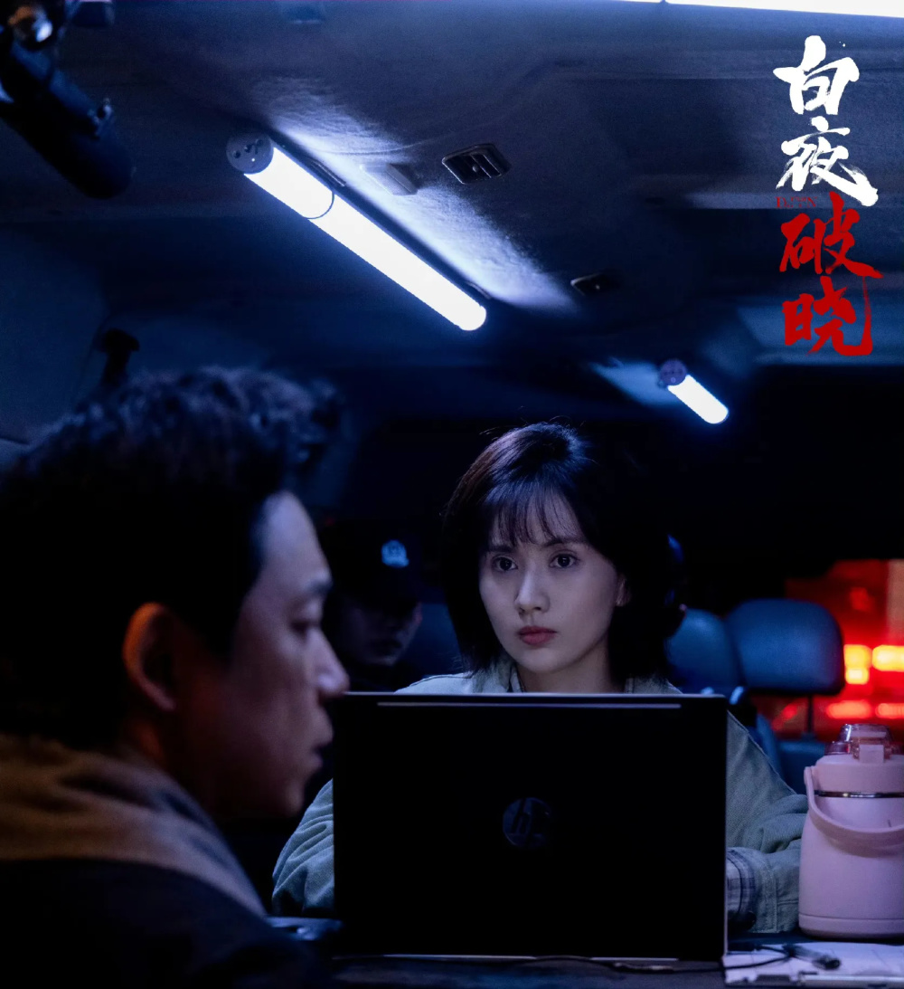 梁缘：因《白夜追凶》出圈，撞脸王子文邱淑贞，31岁早已隐婚生子_腾讯新闻