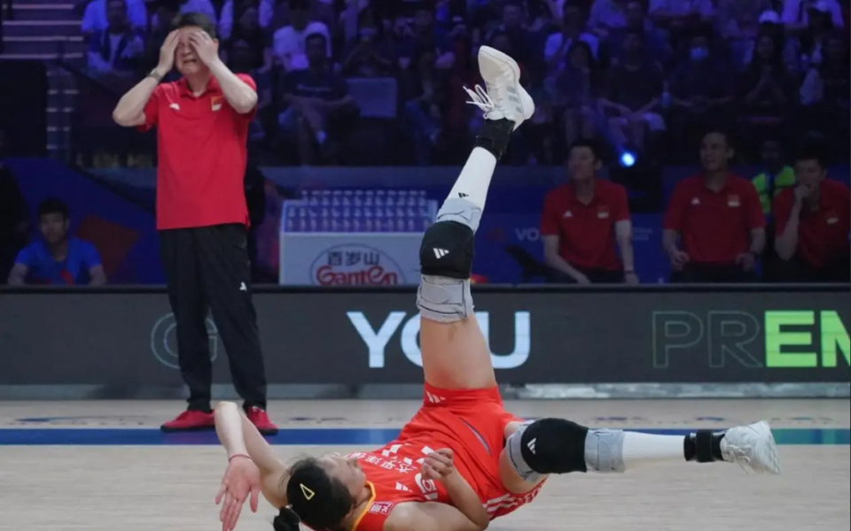 王梦洁飞奔救球,蔡斌却将球踢掉,球迷:活久见